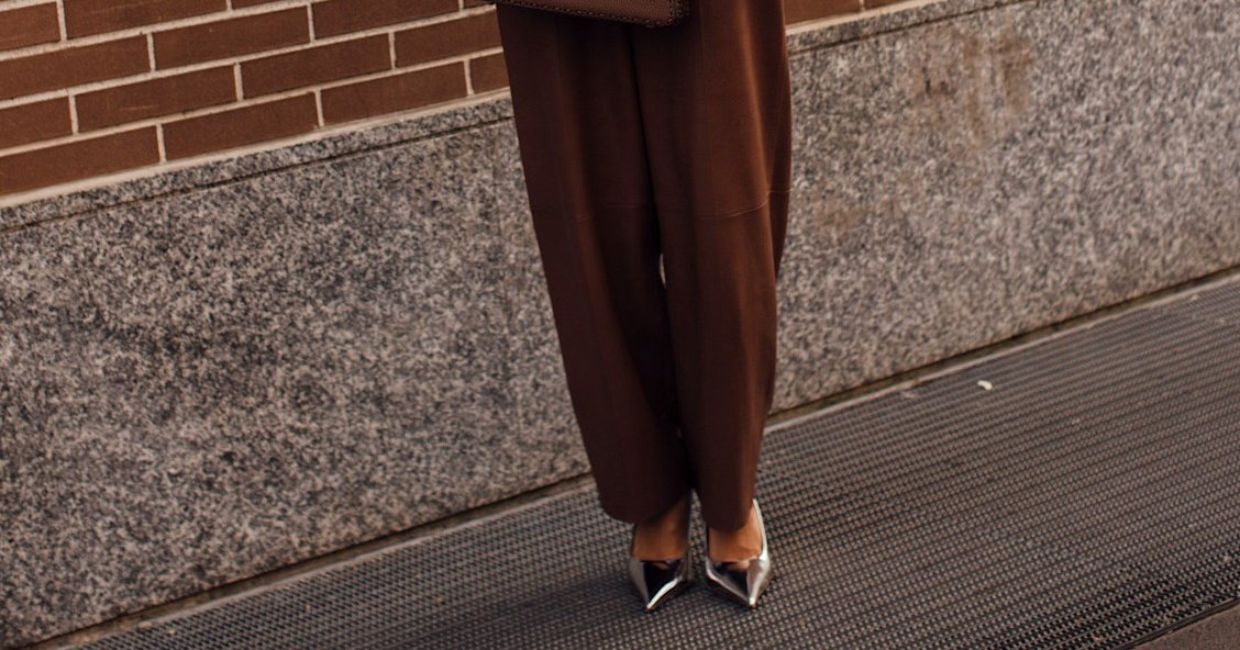 Buty w tym kolorze noszą teraz wszystkie ikony mody. 13 par, które ożywią choćby prosty zestaw