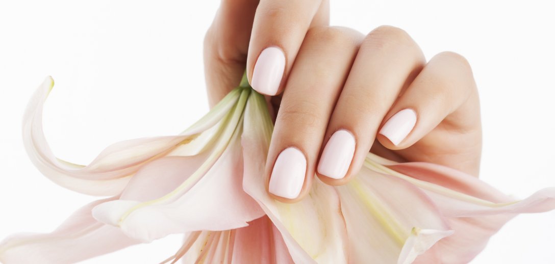 Manikiur hybrydowy – jak zrobić go w domu