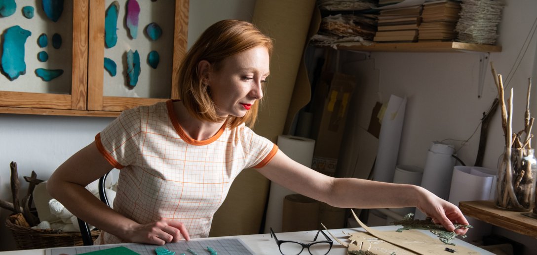 Każdy zeszyt Joanny Kurkiewicz jest jak minidzieło sztuki. Odwiedzamy jej pracownię