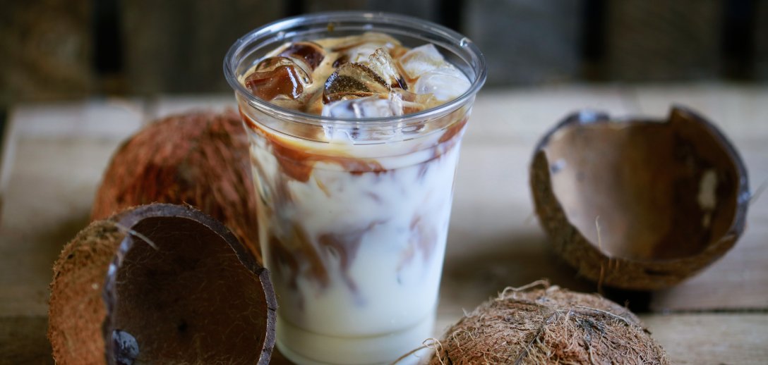 Latte na roślinnym, czyli co dziś zamawiamy w kawiarniach