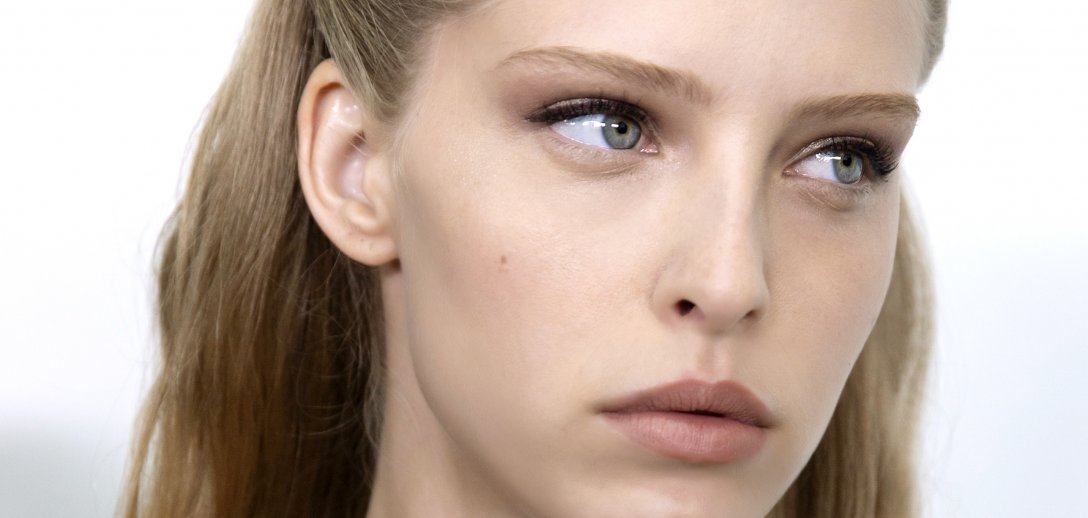 Uroda wokół oczu: jak nawilżać skórę oraz walczyć z opuchlizną i cieniami