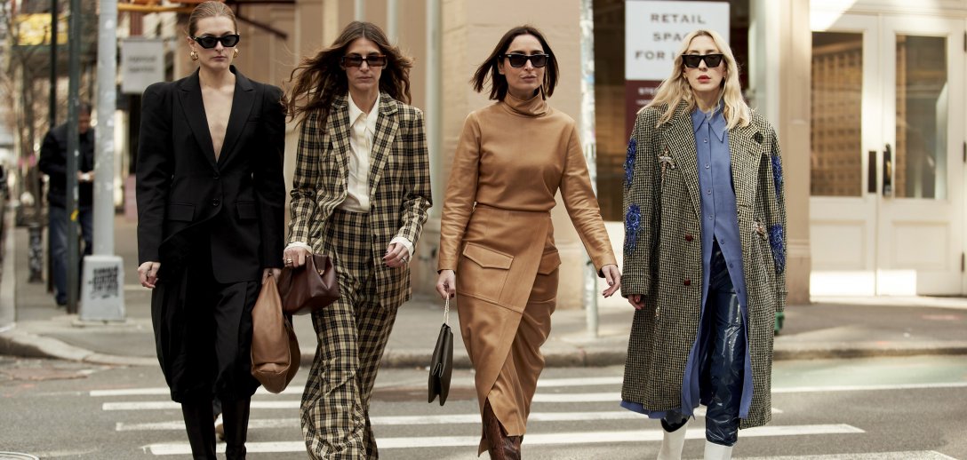 10 najlepszych stylizacji street style z fashion- weeku w Nowym Jorku idealnych na sezon przejściowy