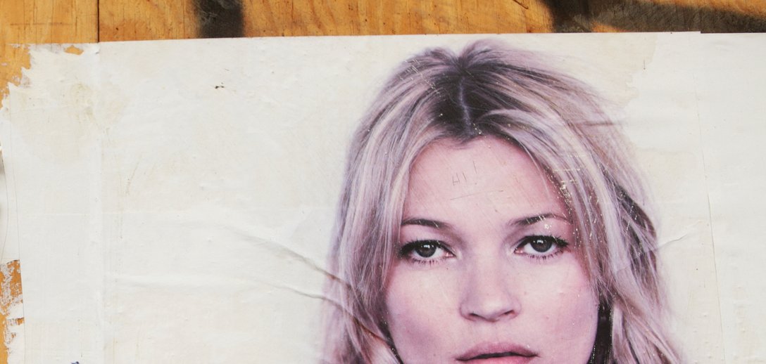 Felieton: Lata 90. Pozy modelek jakieś sztuczne i sztywne, ciuchy za duże, Kate Moss taka młoda...