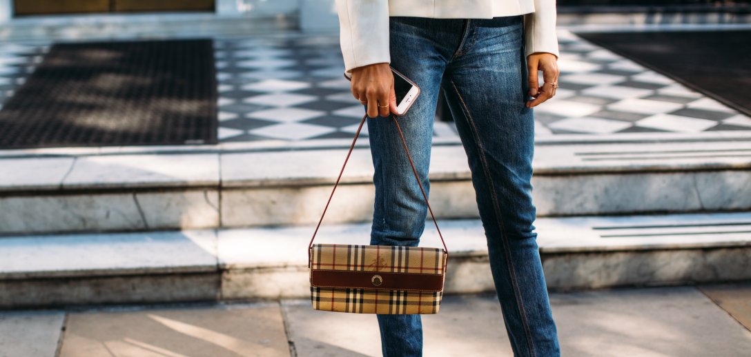 Jak wybrać jeansy idealne? Stylistka zdradza nowe sposoby