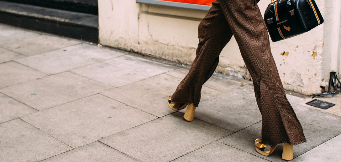 Spodnie z wysokim stanem. Elegancki fason, który uwielbiają polskie gwiazdy
