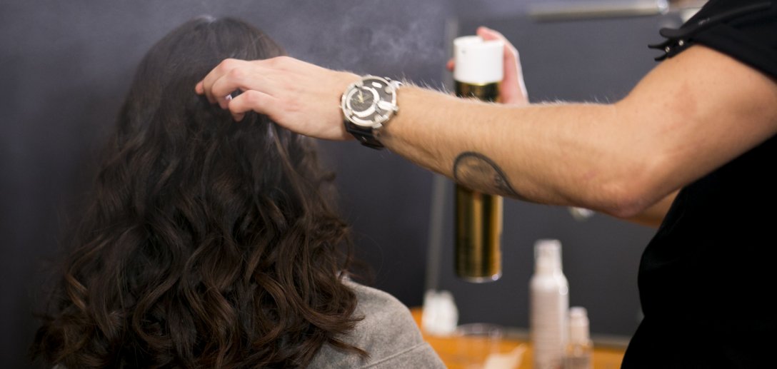 Jak farbować włosy i pielęgnować nowy kolor? Oraz czym różni się koloryzacja domowa od tej w salonie