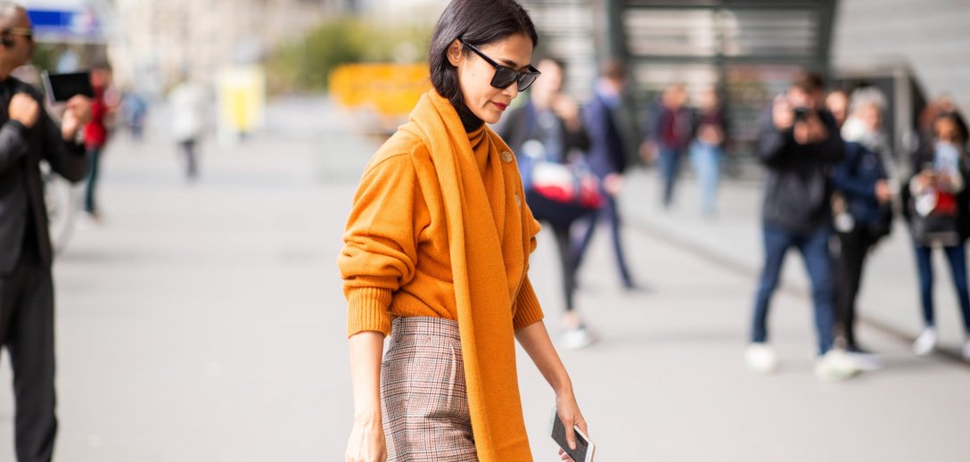 Szaliki XXL: modne i praktyczne. Trend, który uwielbiają stylowe  it-girls