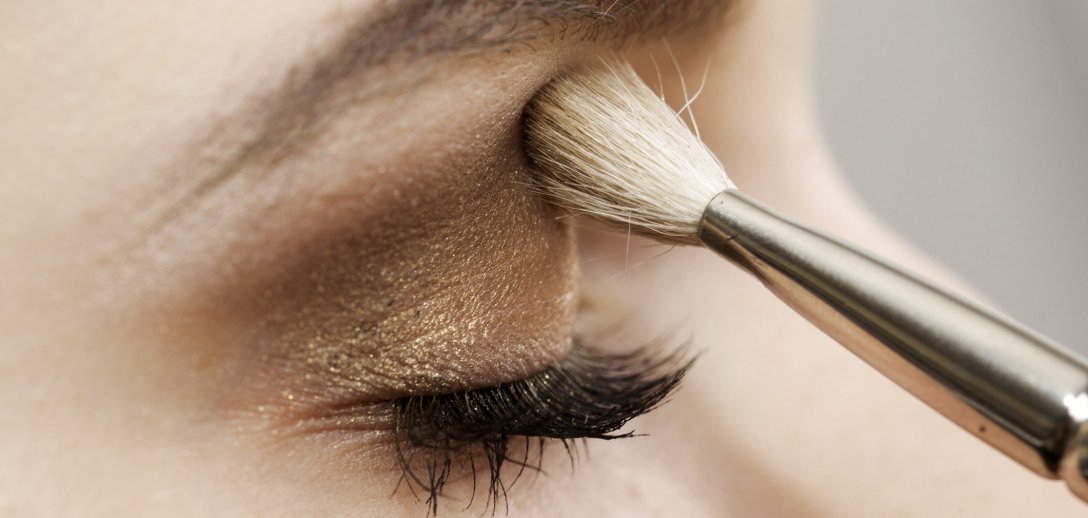 Połyskujący makijaż oka w wersji wegańskiej, czyli turbo magia od Constance Carroll