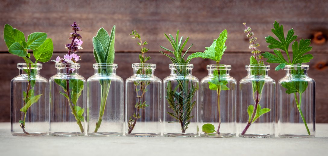 Aromaterapia niweluje stres i poprawia nastrój - które olejki eteryczne wybierać i jak je łączyć?