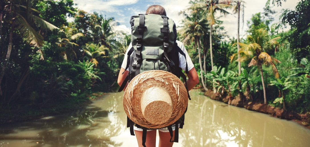 Jak zadbać o dobre samopoczucie podczas urlopu? Chroń układ pokarmowy.