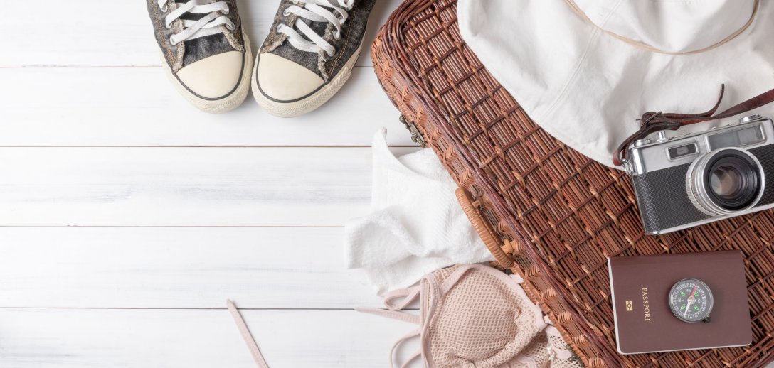 Jak spakować wakacyjną walizkę, by zabrać to, co modne, praktyczne i niezbędne