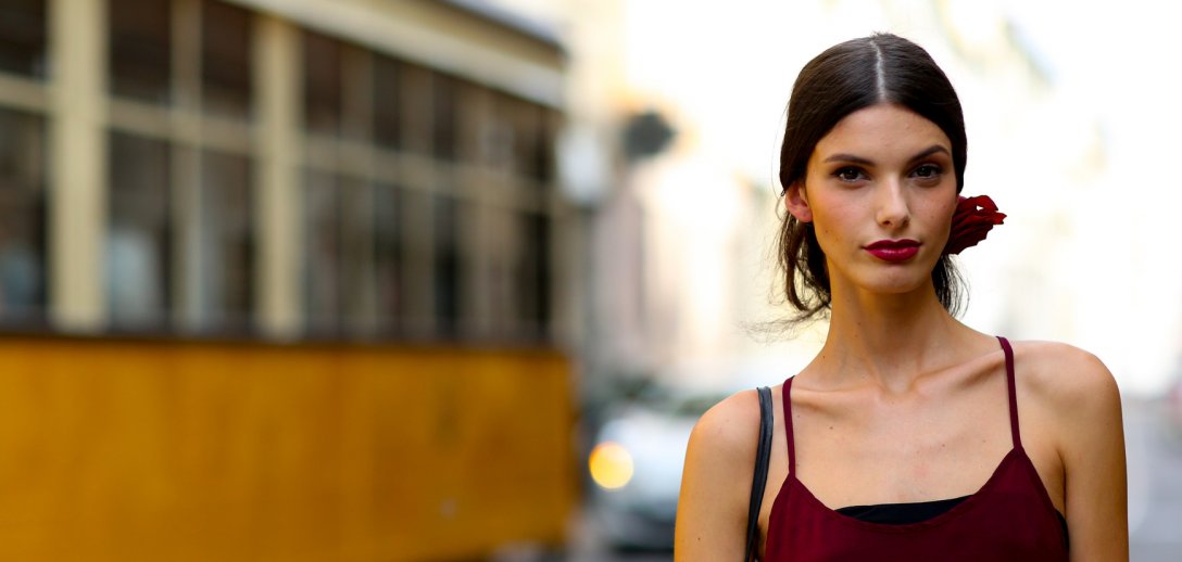 Makijaż na upalne dni: które kosmetyki najlepiej sprawdzą się latem. Pytamy makijażystkę Magdalenę Pieczonkę