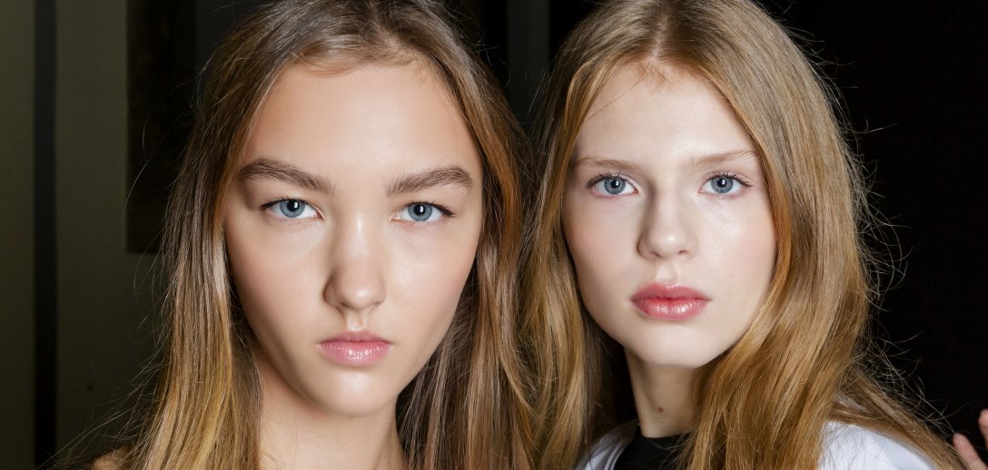 Podkład nawilżający sprawi, że twoja skóra odzyska urodę i blask. Oto 12 polecanych fluidów nawilżających!