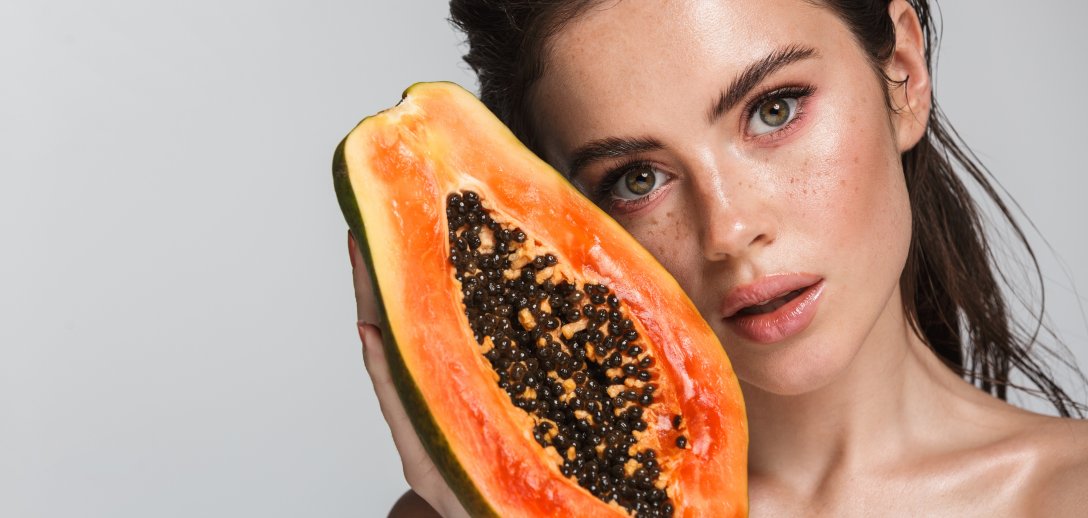 Peelingi Biotaniqe sprawiają, że skóra jest gładsza, promienna i wygląda młodziej