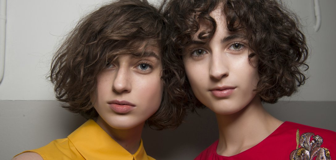 Fryzury dla okrągłej twarzy - cięcia i stylizacje włosów, które wyszczuplają twarz