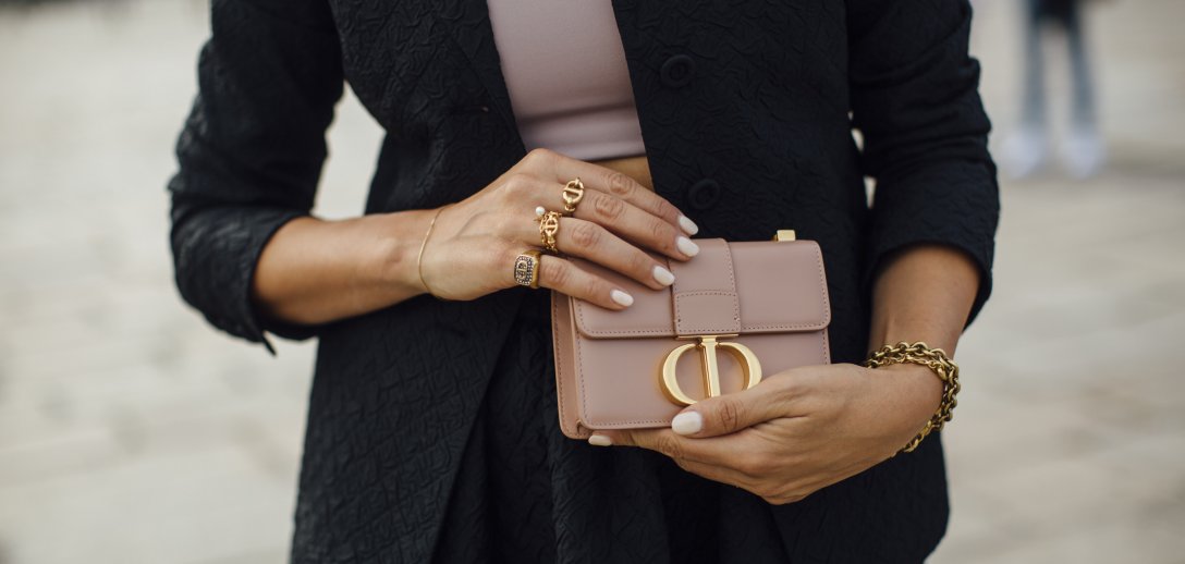 Jak nosić pierścionki? Przewodnik stylistki po trendach i znaczeniu pierścionków na palcach