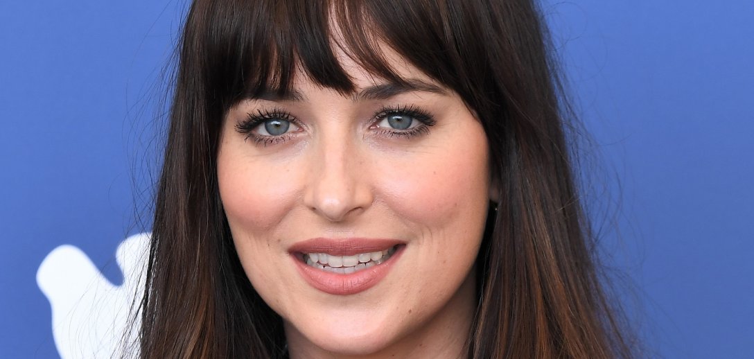 Sekret niedbałej fryzury Dakoty Johnson i jej zalotnej grzywki: fryzjer gwiazdy ma na to prosty sposób