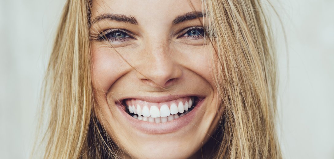 Brak zęba wpływa na samopoczucie całego organizmu. O implantach zębowych rozmawiamy z dentystą
