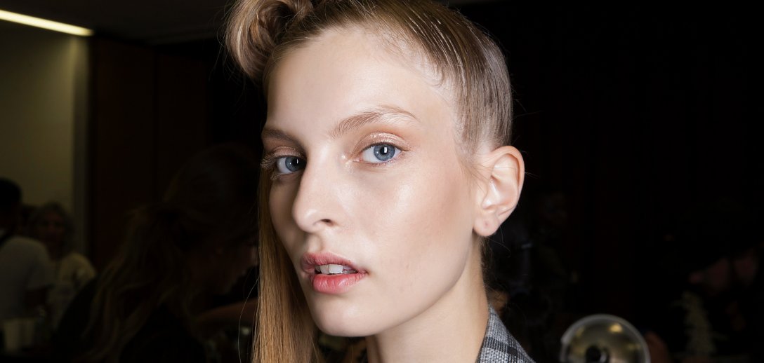 Kwasy na twarz – odmładzają, rozjaśniają, wygładzają i leczą. Podpowiadamy, jakie kwasy wybrać.