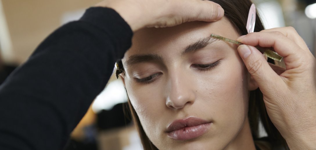 Jak malować brwi, by uzyskać jak najbardziej stylowy efekt – sprawdzone triki i najlepsze kosmetyki