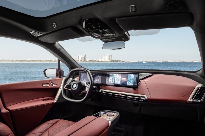 Wnętrze BMW iX łączy typową dla SUV-ów funkcjonalność z atmosferą ekskluzywnego lounge'u