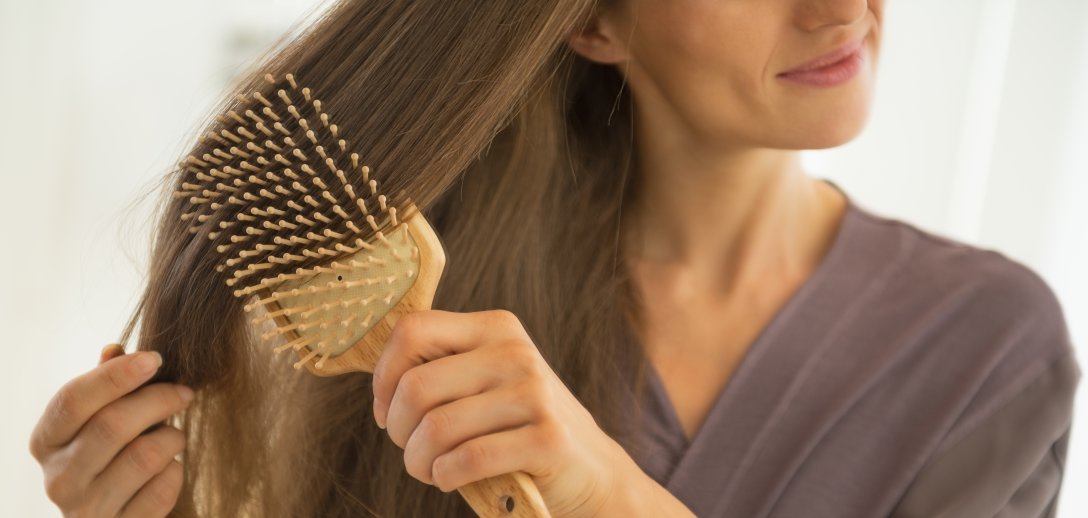 Oto 3 hitowe kosmetyki na wypadanie włosów z Super-Pharm. Dzięki nim Twoja fryzura odzyska objętość!