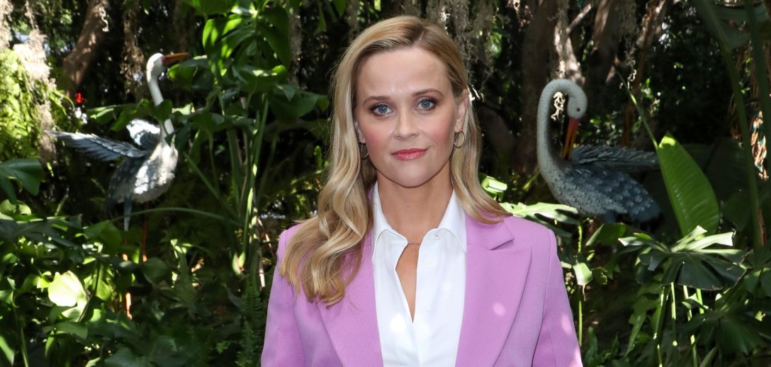 Reese Witherspoon: walcząca feministka w perfekcyjnie skrojonej różowej garsonce