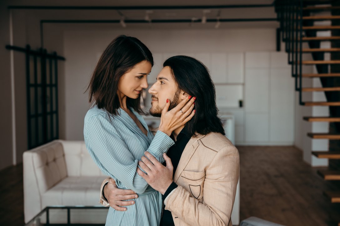 "Bombardowanie miłością to forma manipulacji w związku" - psychoterapeutka mówi, czym jest love bombing