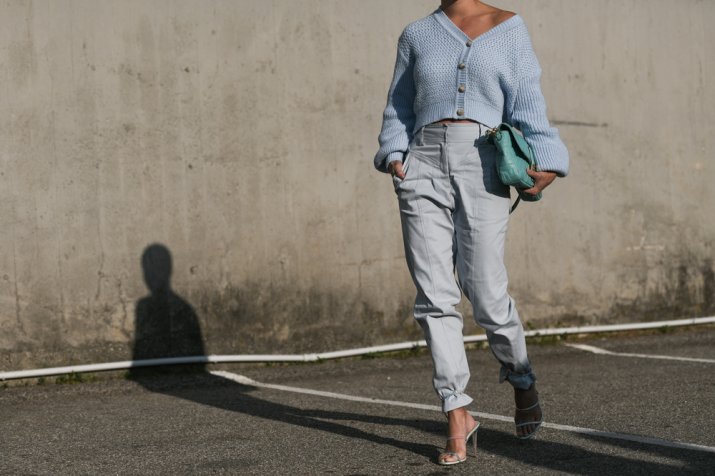 elegancki streetwear - nogawki spodni przewiązane paseczkami