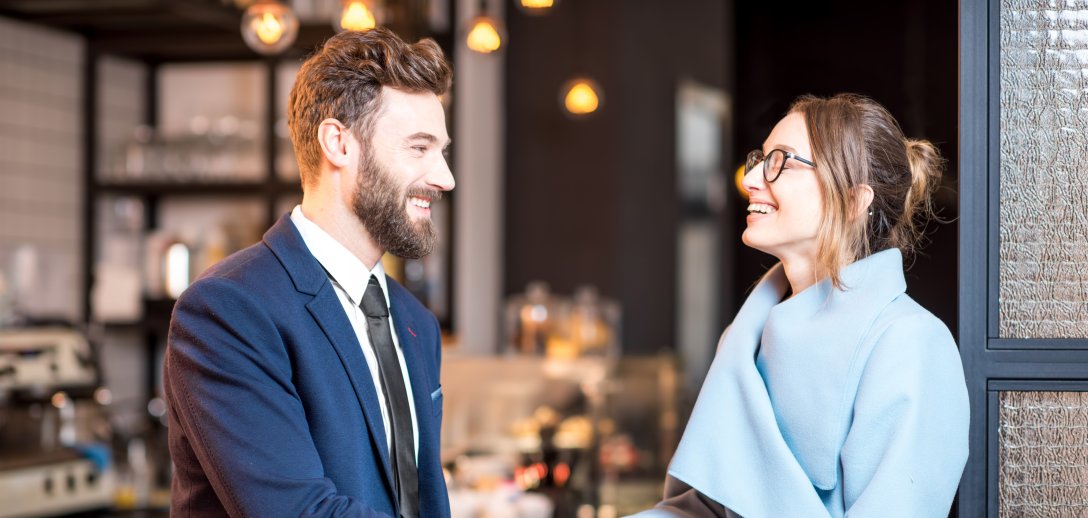 Efekt halo zwany efektem aureoli tłumaczy, dlaczego (błędnie!) oceniamy innych na podstawie pierwszego wrażenia