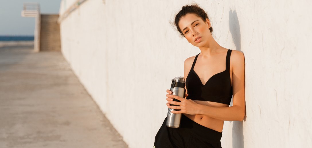 Naturalny energetyk: dlaczego jest lepszy od napoju z puszki? Wybieramy bezpieczne napoje energetyczne