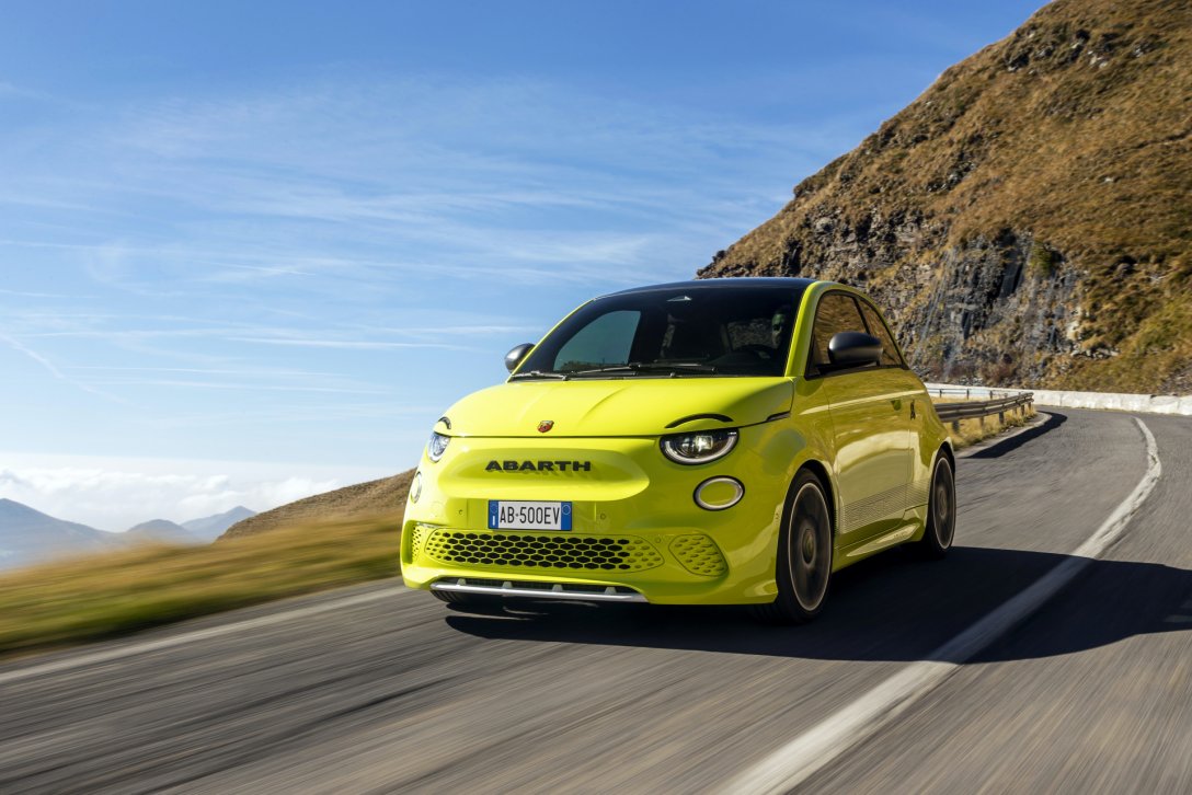 Nowy Abarth 500e przyciąga wzrok nie tylko kolorem. Za jego kierownicą rozpoznacie znanego i odważnego artystę. To duet idealny!