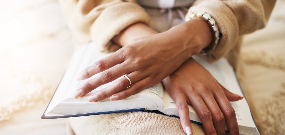 Istnieją poradniki, które zmieniają życie. Cudowne metody w 5 minut – niekoniecznie! Jak dobrze wybrać?