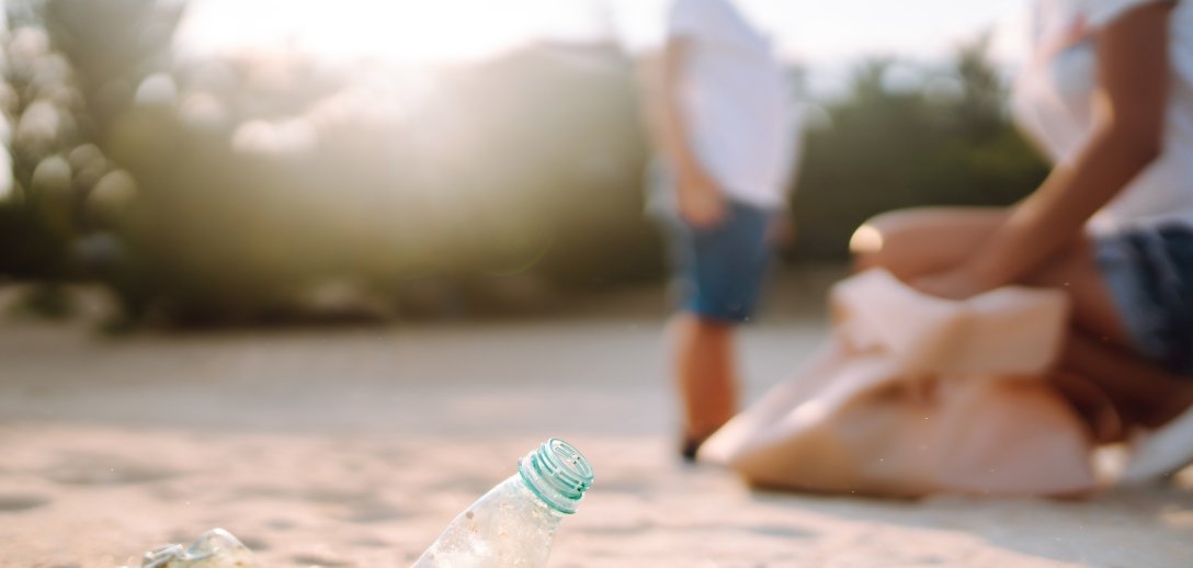 Mikroplastik jest w naszym lunchu, w szklance wody, w ulubionej szmince. Jak bardzo szkodzi zdrowiu?