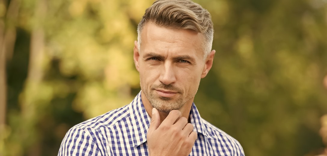 Fryzury męskie krótkie nie wychodzą z mody! Są wygodne, twarzowe i mają wiele ciekawych odsłon