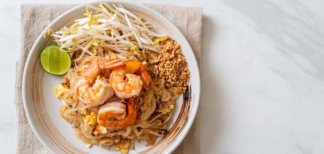 Pad Thai jak w "Białym Lotosie". Najlepsze pomysły, jak przygotować popularne tajskie danie