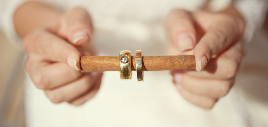 Teściowa zażądała intercyzy, ponieważ jej syn pracuje, a moja córka tylko wychowuje ich dziecko