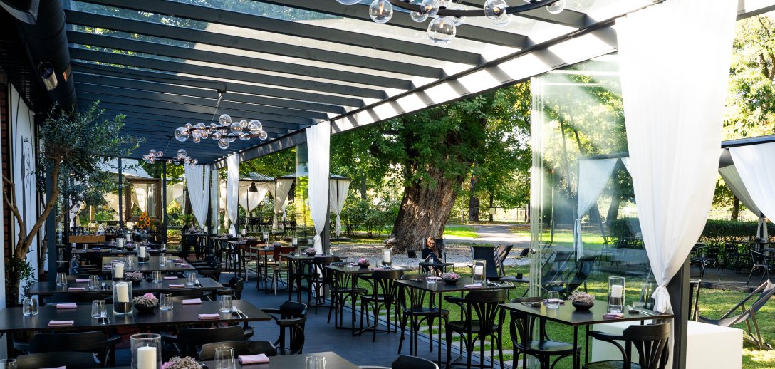 Letnie spotkania pod klonem czyli kuchnia, sztuka, muzyka i wino w ogrodzie warszawskiej restauracji KLONN