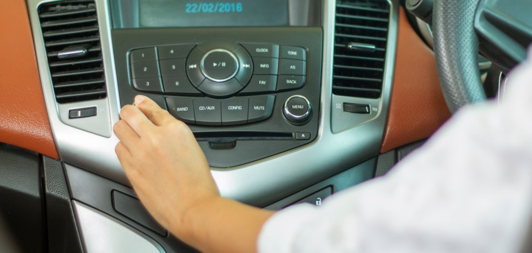 Jak słuchać muzyki w aucie? Ustawiamy głośniki i wybieramy najlepszy system audio w podróży