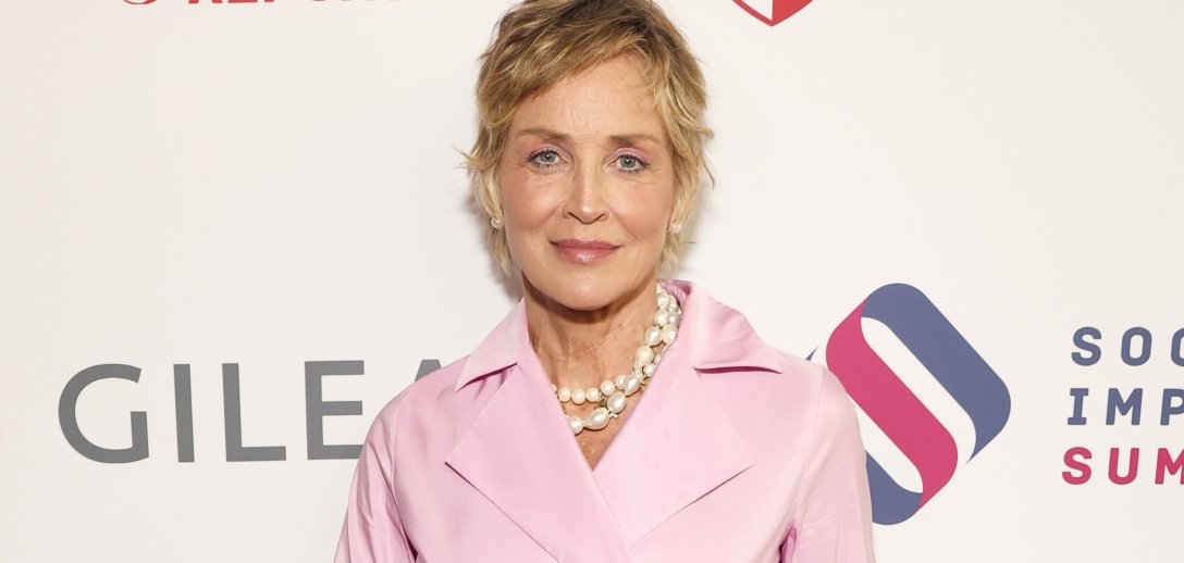 Sharon Stone pokazuje jak pięknie, elegancko i z klasą nosić różowy kolor w dojrzałym wieku