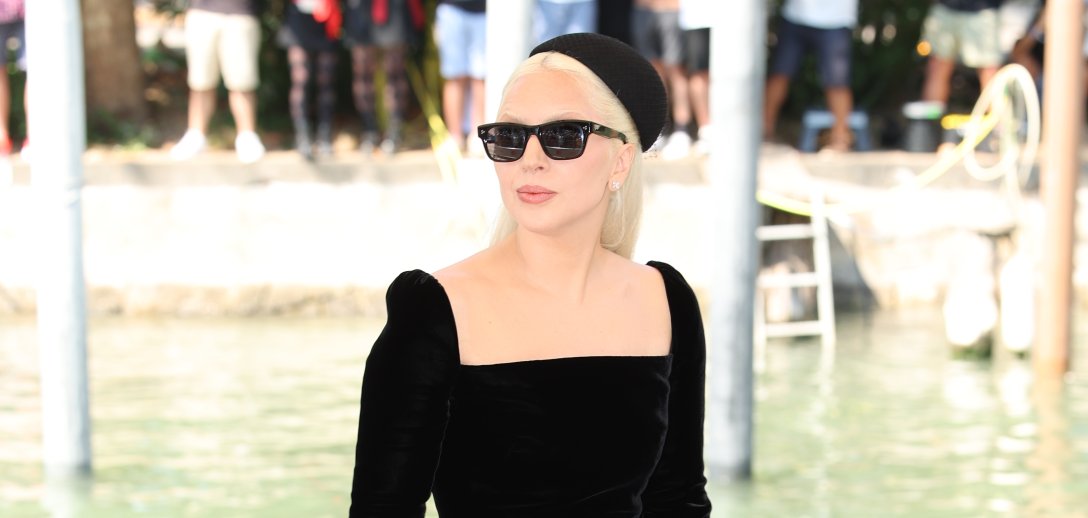 Lady Gaga już pokochała ten trend na jesień. Sukienki w stylu lat 50. to kwintesencja stylu retro