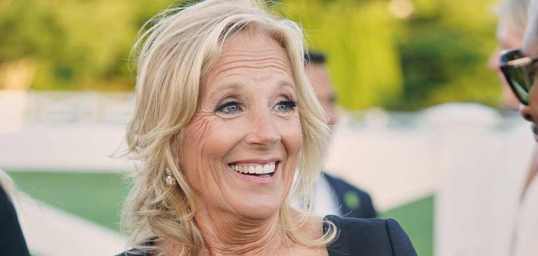 Naturalna Jill Biden w dopasowanym kostiumie na pokazie znanego projektanta. 73-latka to miłośniczka mody