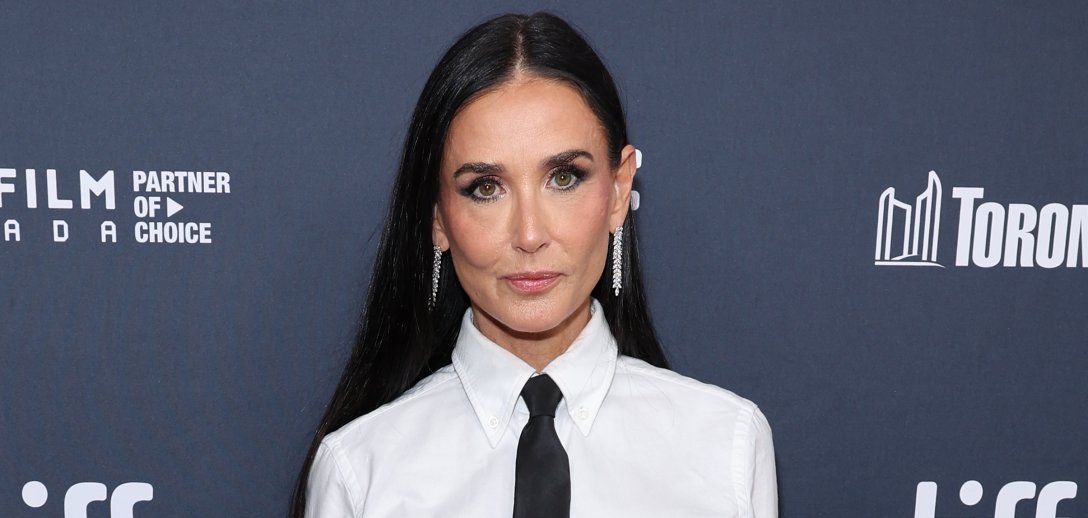 Demi Moore w koszuli i krawacie inspiruje dojrzałe kobiety do eksperymentów z modą