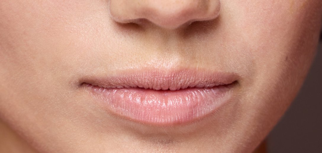 Otwieramy sezon na olejki i balsamy do ust! Wybraliśmy te, które świetnie pielęgnują i dodają blasku