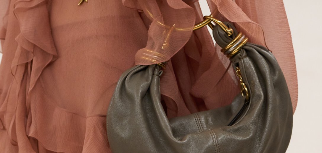 Torebka przejmuje rolę biżuterii. Tej jesieni nosimy nieduże modele z ozdobnymi rączkami!