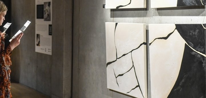 Ruszyła nowa wystawa Agnes Maj. Tworząc serię obrazów, artystka inspirowała się japońską techniką kintsugi
