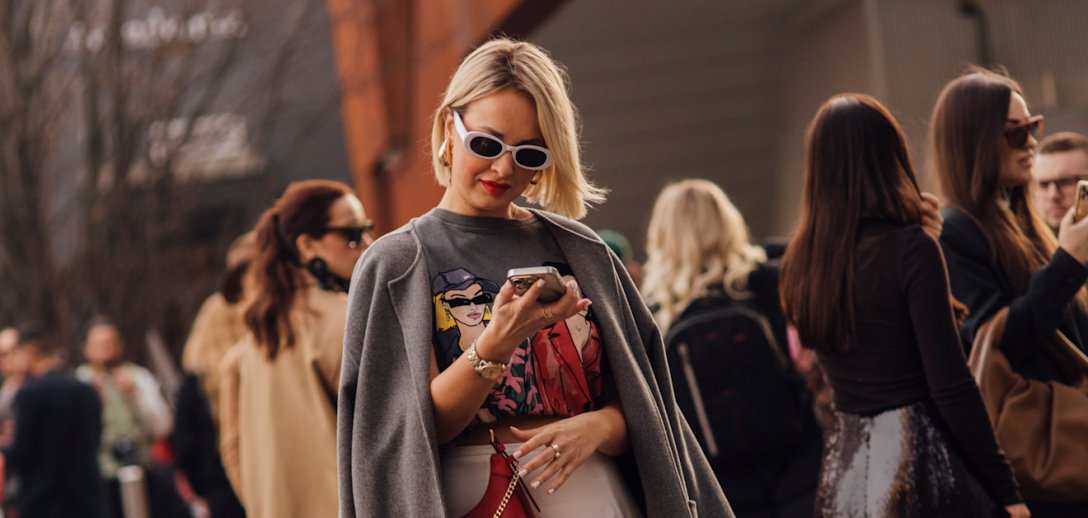 T-shirt z rockowym nadrukiem nosimy teraz do spódnic i garniturów - także po czterdziestce!