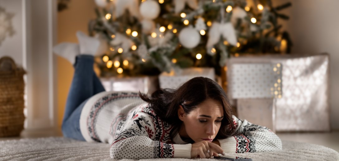 Samotność najmocniej czujemy w Święta. Jak poradzić sobie z trudnymi uczuciami, radzi psychoterapeutka