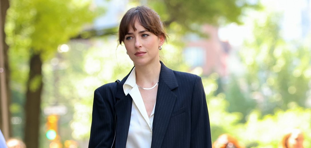 Wielki powrót mini! Wiosną 2025 krótkie spódnice nosimy tak, jak Dakota Johnson