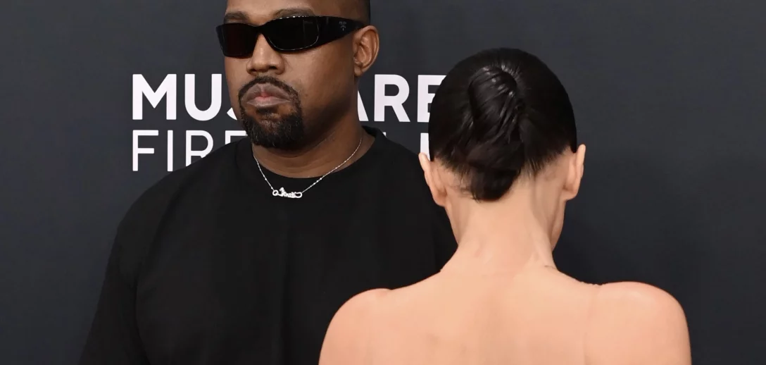 Bianca Censori, żona Kanye Westa, przyszła na galę Grammy nago. Po co? I czy to wciąż szokuje?